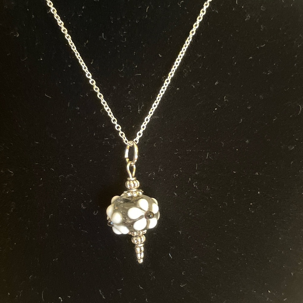 ✔️✔️Black and White Lampwork Floral Beaded Pendant Necklace-Silver plated Chain
